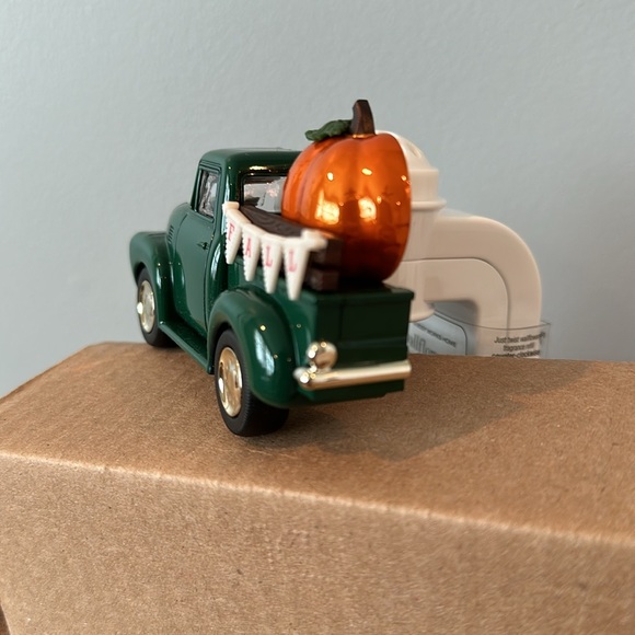 B&BW Green truck Fall Wallflower Plug - Picture 4 of 5